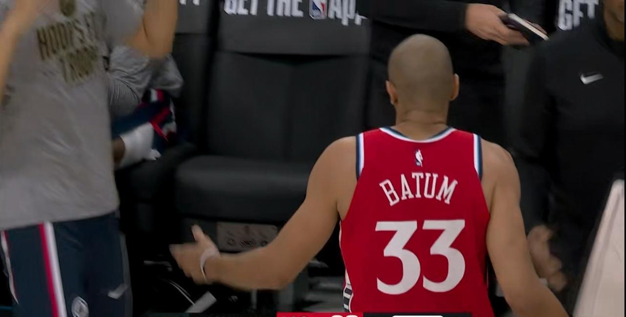 在今天快船主场以103：114输给太阳的比赛中，老将巴图姆在攻防两端都打出了无可