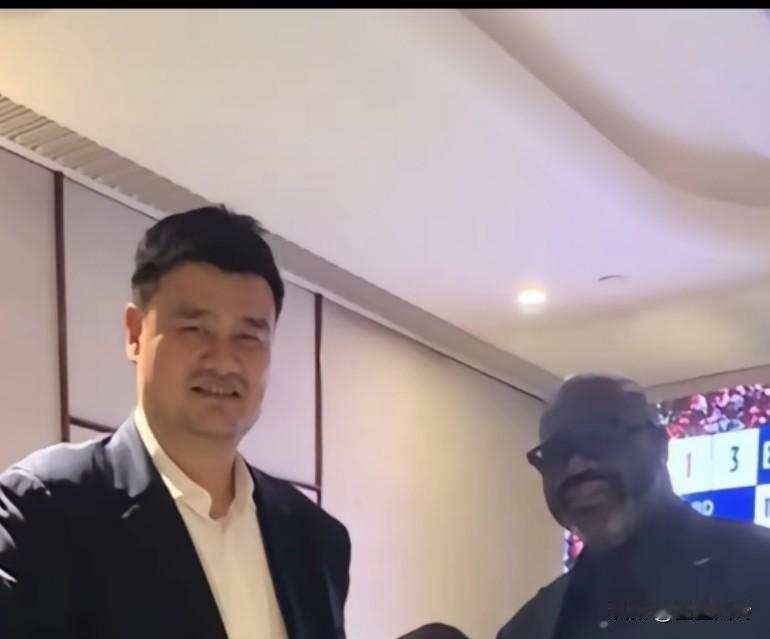成龙：终于和NBA明星合影了！给成龙拍成奶龙了，姚明：听说你叫大鲨鱼？成龙年