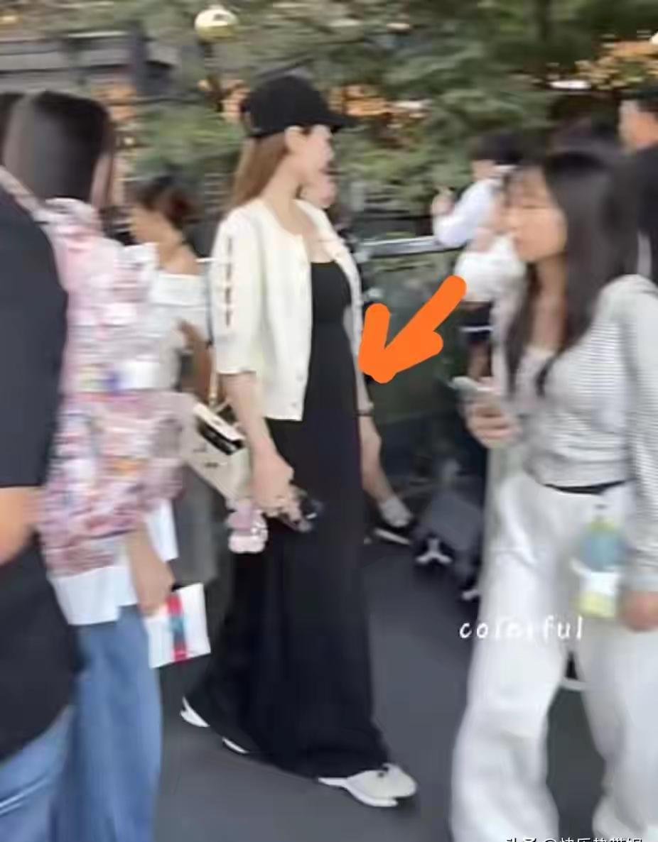 挺着六个月的大肚子，还要照顾两个并非亲生的娃，这事儿放在普通人身上，恐怕早就崩溃