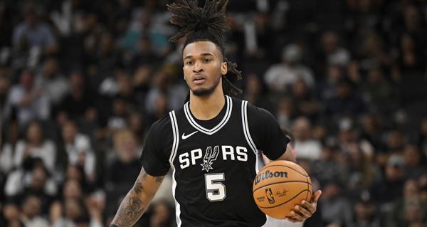 斯蒂芬·卡斯尔在马刺以136比108大胜湖人的比赛中因骨盆挫伤提前退场。赛后X