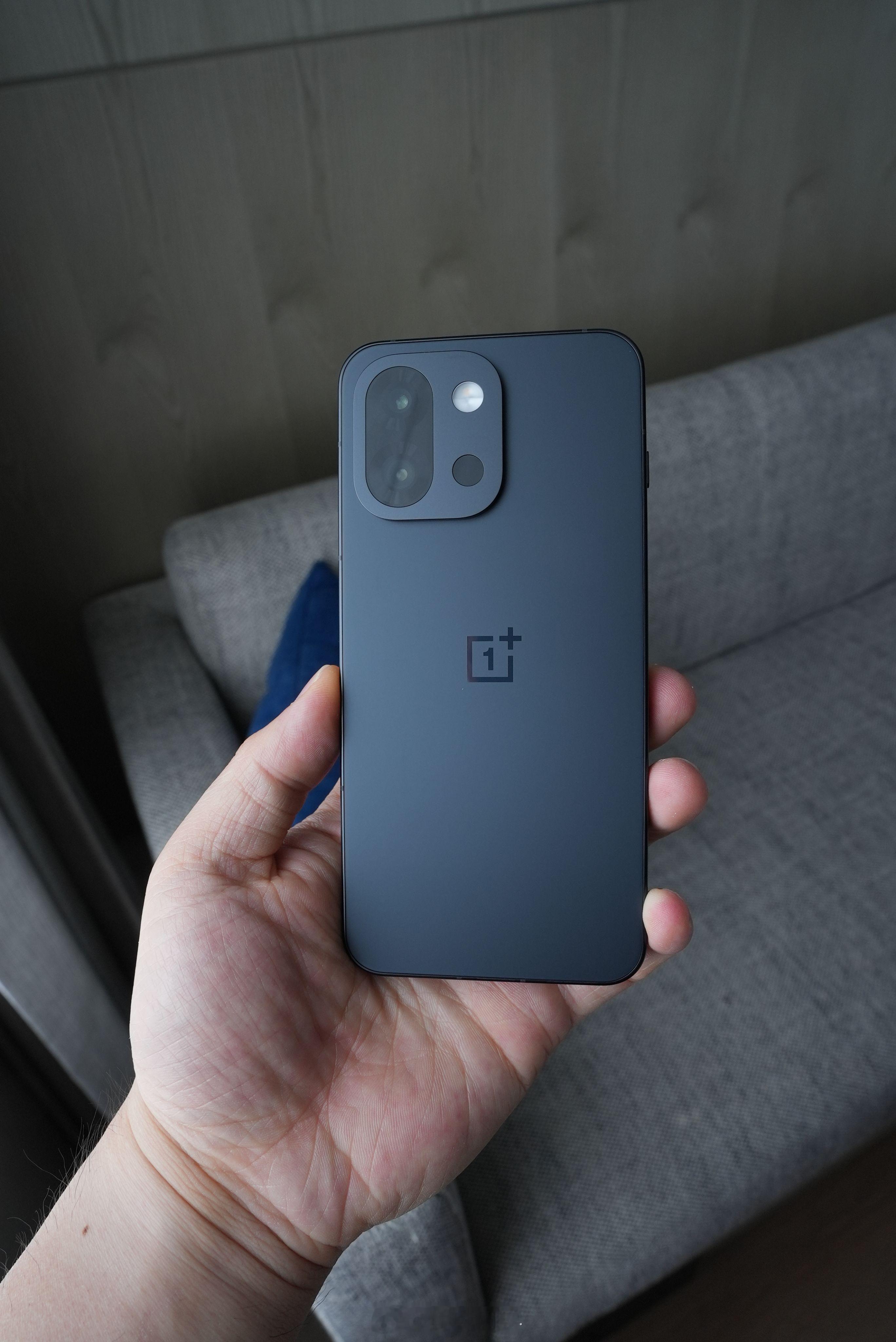 用了一段时间的一加13T，真的能理解为什么它会被叫做“小屏大魔王”。先说最刚需