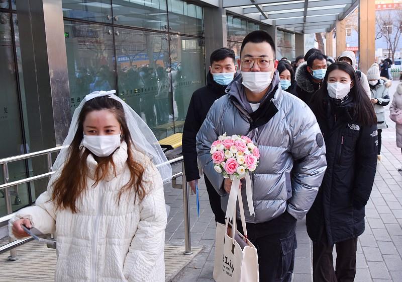 前阵子刷到个真实案例，北京一姑娘为了凑落户资格，找了个陌生男士签“假结婚协议”，