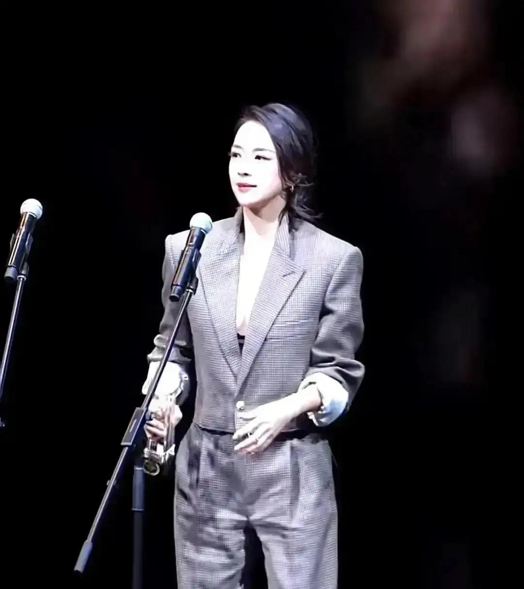 8.2万毛衣起球，戛纳起立8分钟她穿着旧羊绒衫走红毯，袖口磨得发白，镜头拉