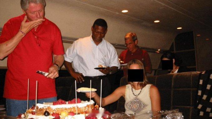 2002年，比尔·克林顿在爱泼斯坦的私人飞机上切开一个“摩洛哥国王婚礼”蛋糕，