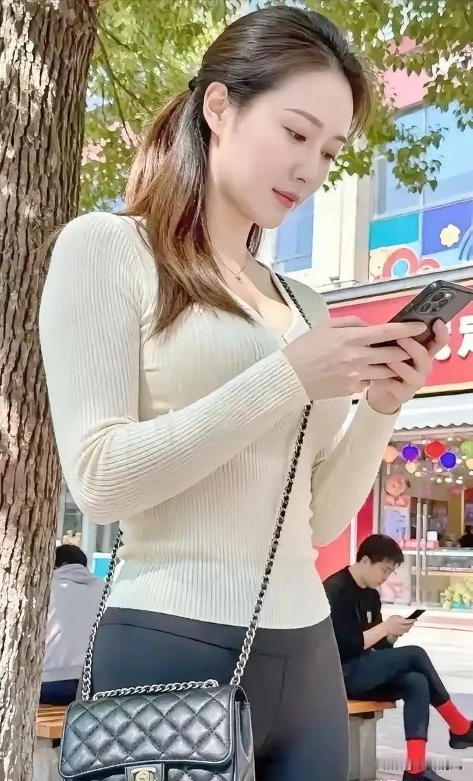 出轨的女人，还能回归家庭吗？理论上讲，是不可能回归的，就跟手机掉进茅坑里一模一