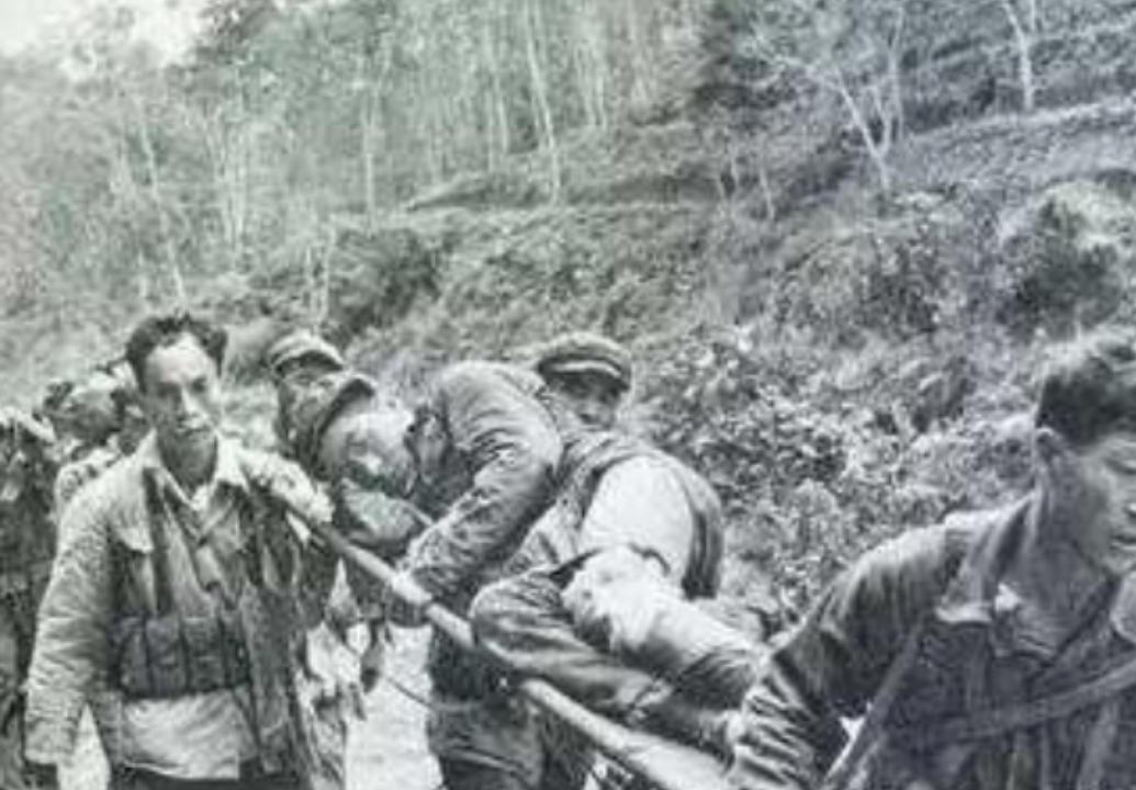 铁轨被拆回中国那天，越南人哭了中国士兵把“中国制造”钢印朝外，一根根扛走时
