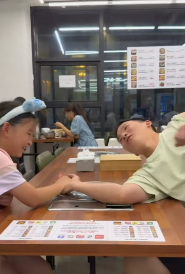 谢浩男的一个举动，让大家看到了，他和小妹的关系最好！谢浩男结束了旅行