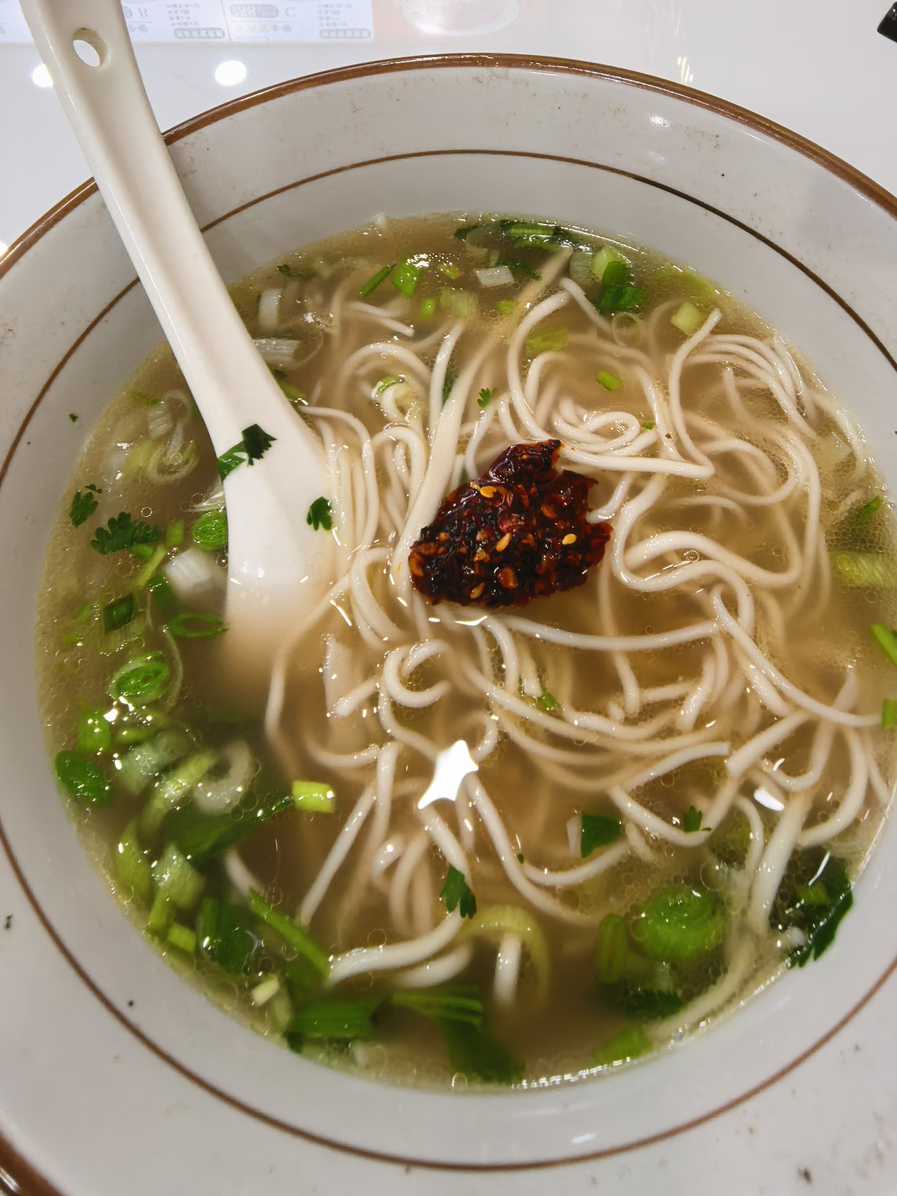 吃面的时候就喜欢吃到一半的时候加辣椒，既能尝到一半原味的，也能尝到一半辣的，感觉