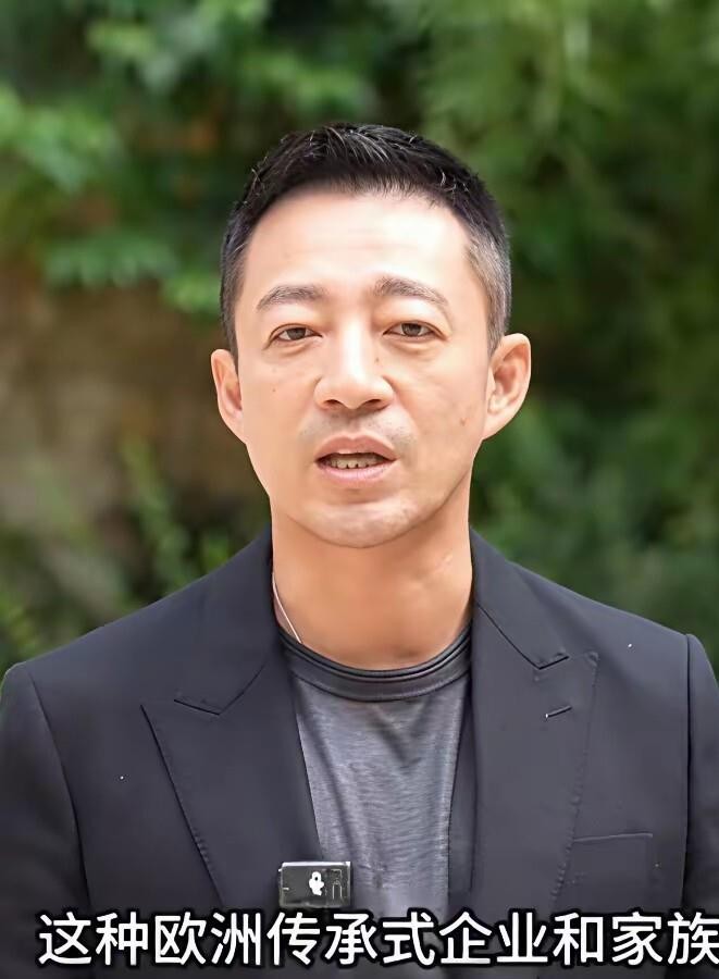 汪小菲最近这状态，比“豪门戏码”更扎心的是人真被熬干了。镜头里眼肿眼凸，他自个儿说有甲亢，网友又扒出