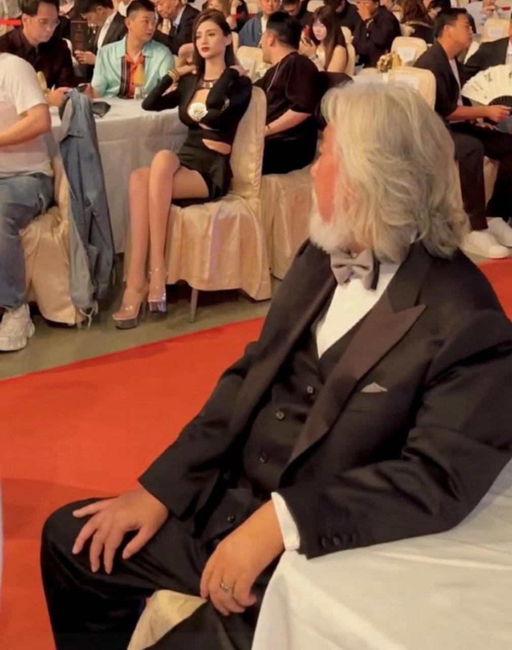 张导这哪是多看一眼，简直是目光“焊死”，502胶水都没这牢！王晶在旁一语