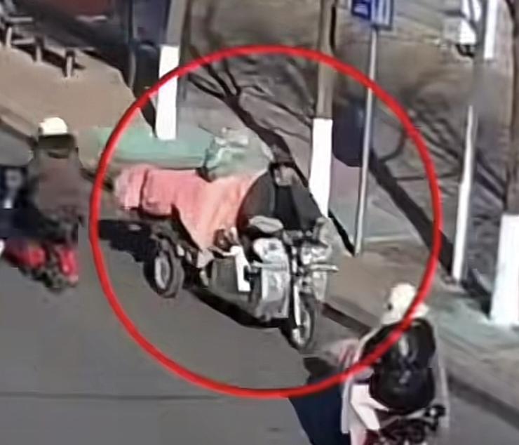 男子撞倒外卖员后不管不顾要逃走，逃走途中自己不小心摔倒受伤，却反过来起诉外卖员索