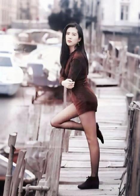 年轻时的王祖贤，美晕了，就是腿型不好看，连王晶也承认:真人超级美，但没女人味。