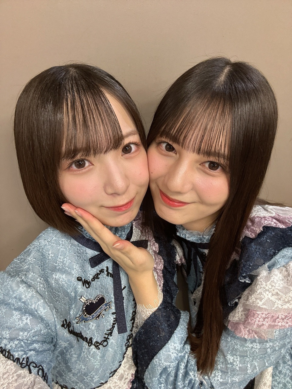 渡辺莉奈「ずっと載せたかったキュンの紅白衣装の写真です。この衣装を着る日が来ると