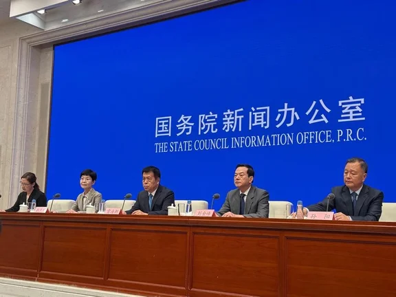 雷海潮指出，近年来，新出生人口虽然有所下降，但是仍然维持在800万左右的数量级。与其他发达国家、发展