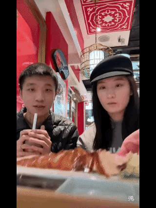 这种男人没必要处！男生和女生一起吃烤鸭，女生先给自己卷了一片，在卷的时候，手抱