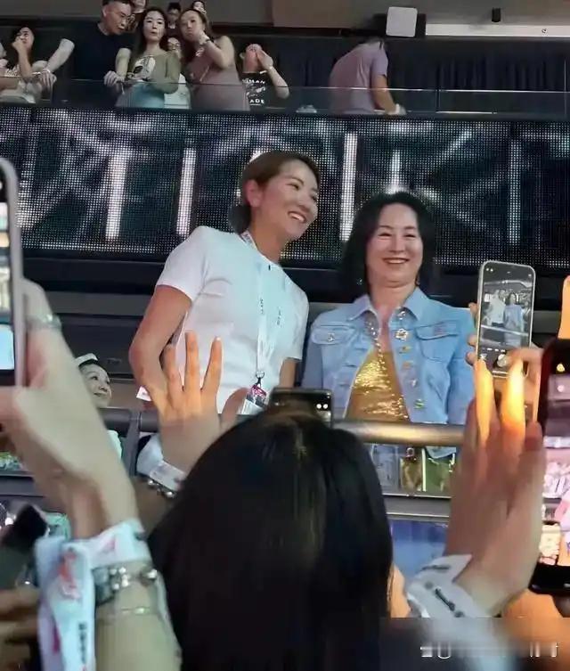 何超琼现身谢霆锋演唱会，她穿金色闪片背心和狄波拉合影，好贵气