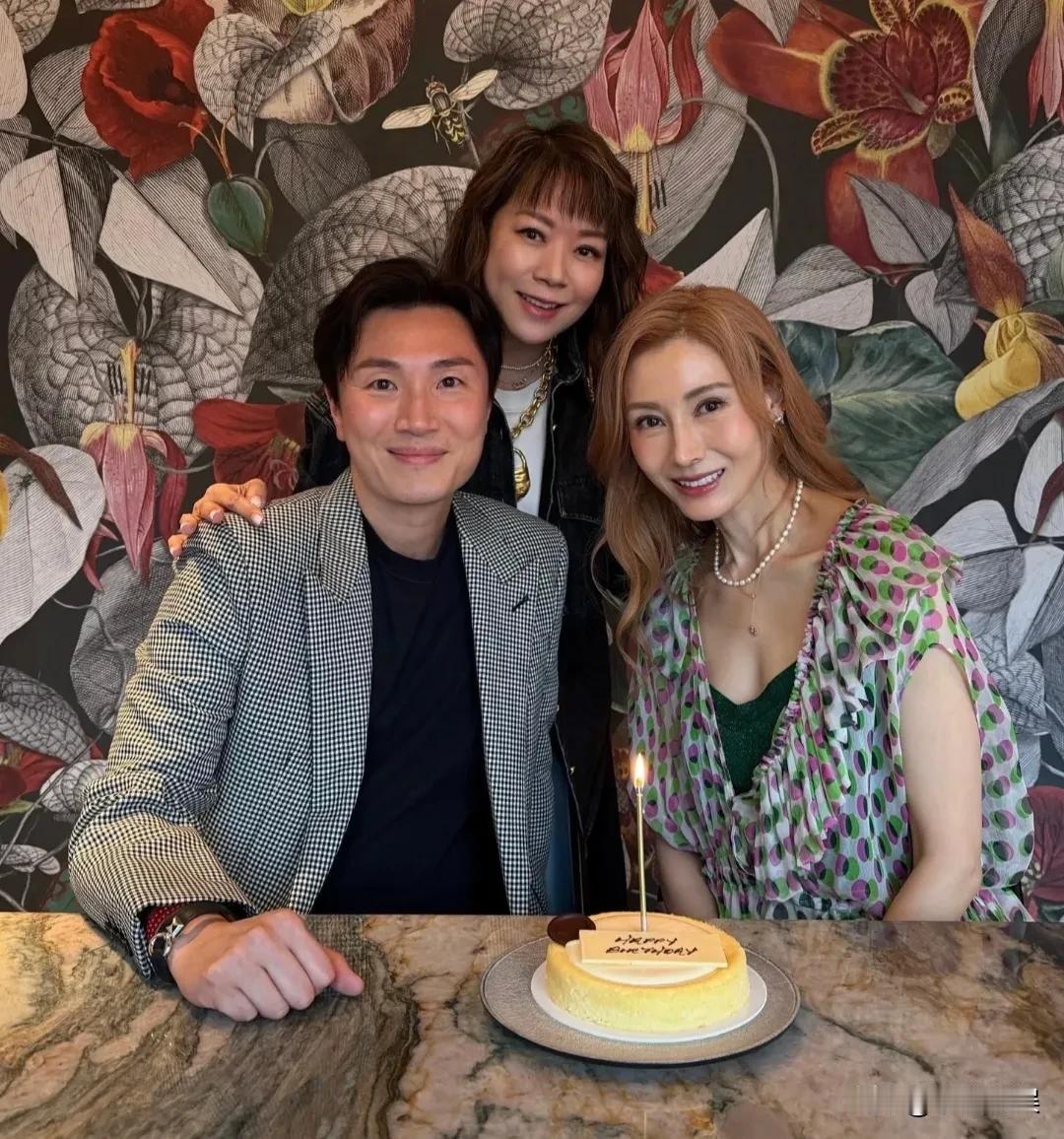 再怎么天香国色，也抵不过自然规律啊！李嘉欣和朋友，预庆56岁生日，无美颜生图好