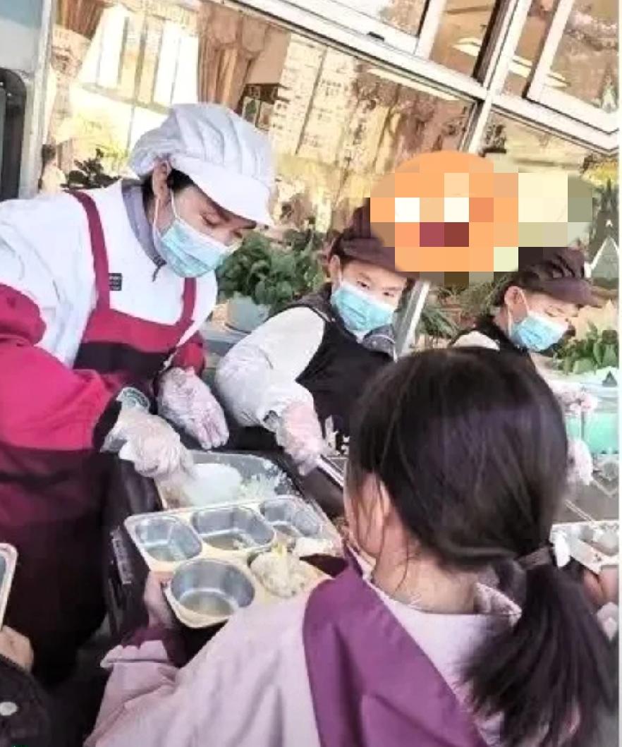 这下出名了全国人民都知道了真的没想到，学校食堂工作人员竟然全是学生家长。