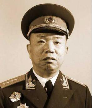 1952年，王树声在商店买东西时，突然感觉售货员有些熟悉，他想了想后，暗道：“当
