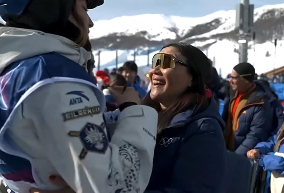 谷爱凌夺金后拥抱了5个人，一个人时间最久。2月22日，谷爱凌以94.75分夺得