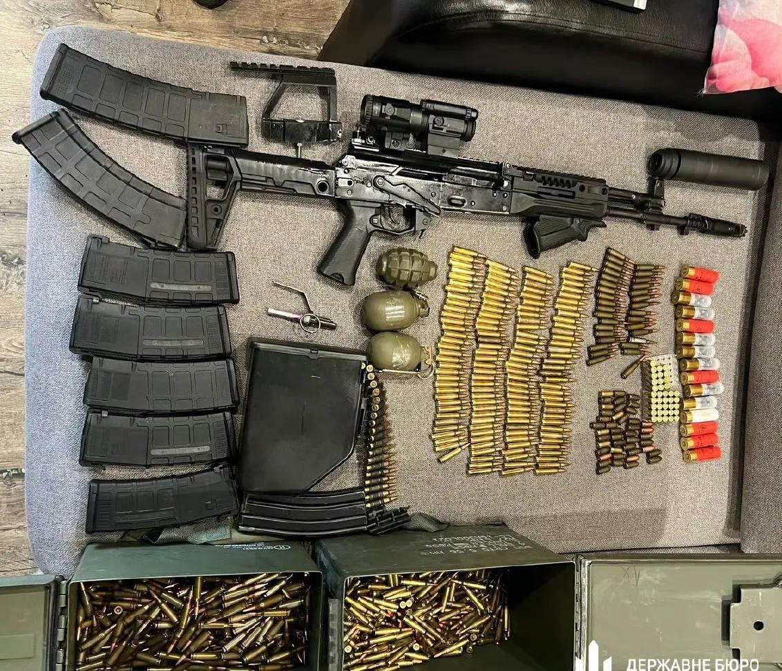 看晕了，乌克兰警察捉了一名贩卖乌克兰军队武器的乌克兰警察。乌克兰顿涅茨克警察在