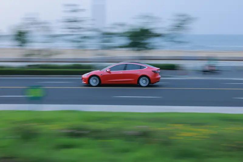 特斯拉自动驾驶这事儿，得一分为二看。从科学角度，它有靠谱的一面。其系统由摄像头、