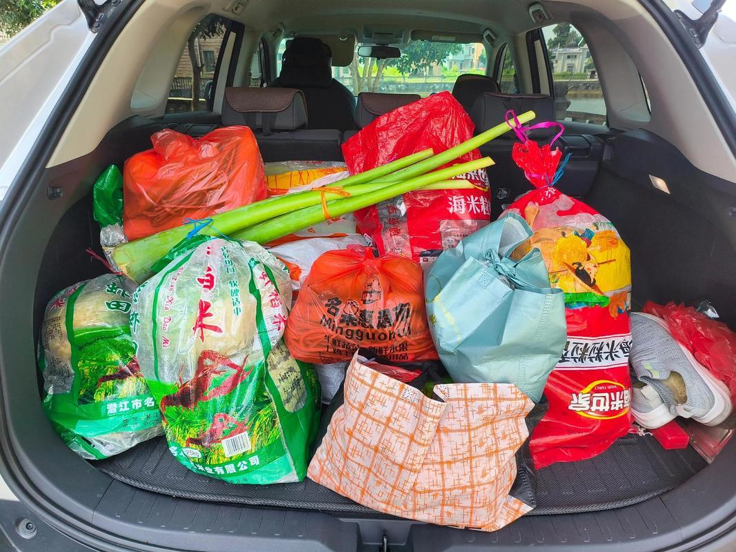 有一个在县医院上班的表弟要我父母的农产品的时候不嫌脏不嫌臭，可老人家生病了有求于