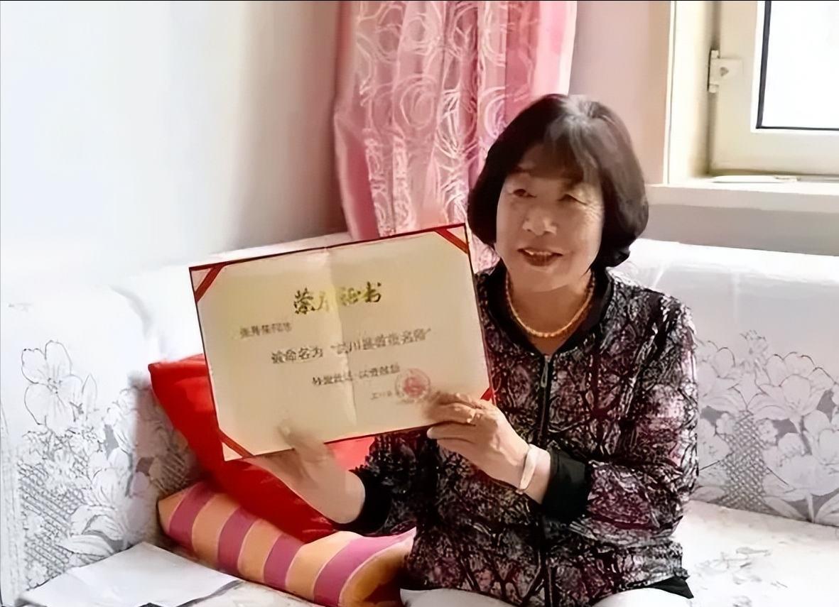 1981年，内蒙古一男生考上大学，女老师掏出20元钱，给他买了一双棉鞋，