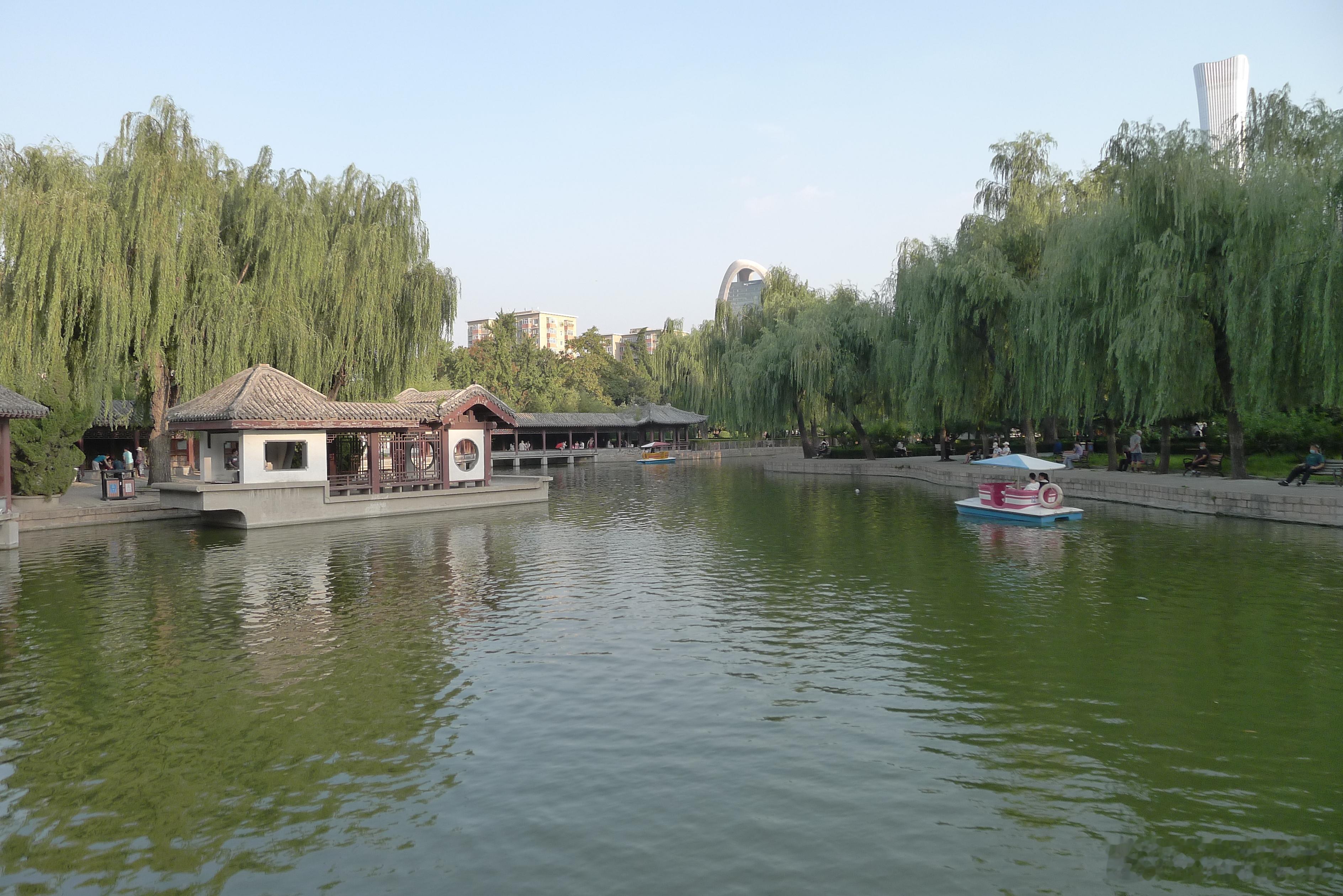 【欣赏团结湖】团结湖公园坐落在朝阳东三环旁，紧邻CBD，是藏在闹市中的江南风格园