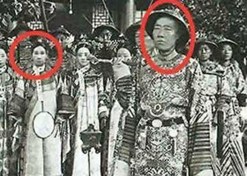 李鸿章不小心得罪了李莲英，李莲英就想了个主意陷害李鸿章。他对李鸿章说：“老佛爷想