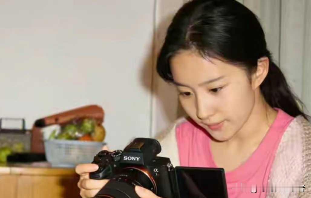 终于知道当年向太为什么不敢签约刘亦菲啦，刘亦菲真的是金屋子长大的女孩，吃的喝的用