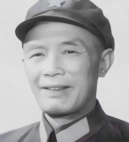 1967年，钟伟被人装进麻袋，丢进江水中，他拼命挣扎，才挣脱麻袋上了岸。上岸后，