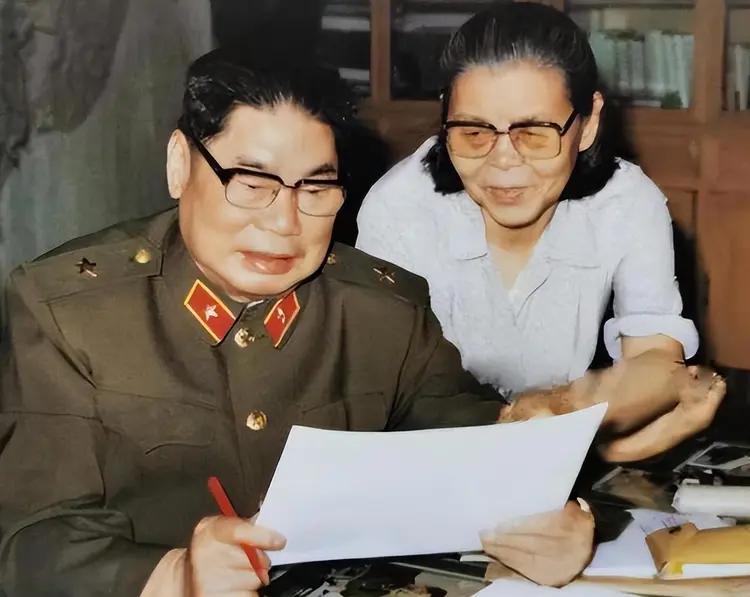 1990年，79岁的杨得志新婚，迎娶了石莉，结婚当晚，杨老将军握着石莉的手，动情