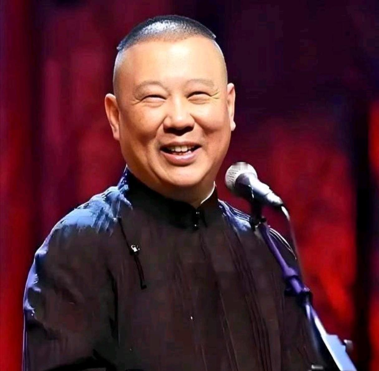 台下有人喊了声"退票"，现场一下子冷了几分，工作人员的脸都僵住了。郭德纲接过话筒