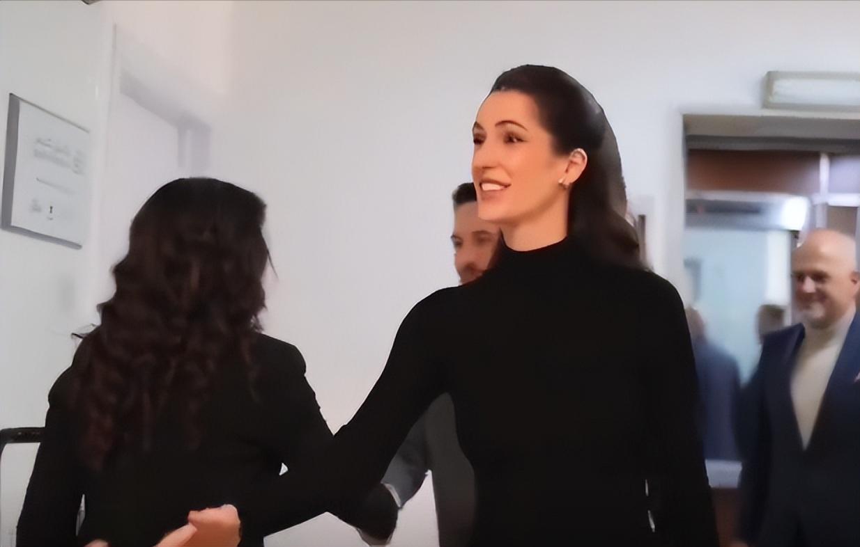 约旦王储妃拉杰瓦现身某出版社🤩与婆婆拉妮亚的抢眼穿搭风格不同，拉杰瓦钟