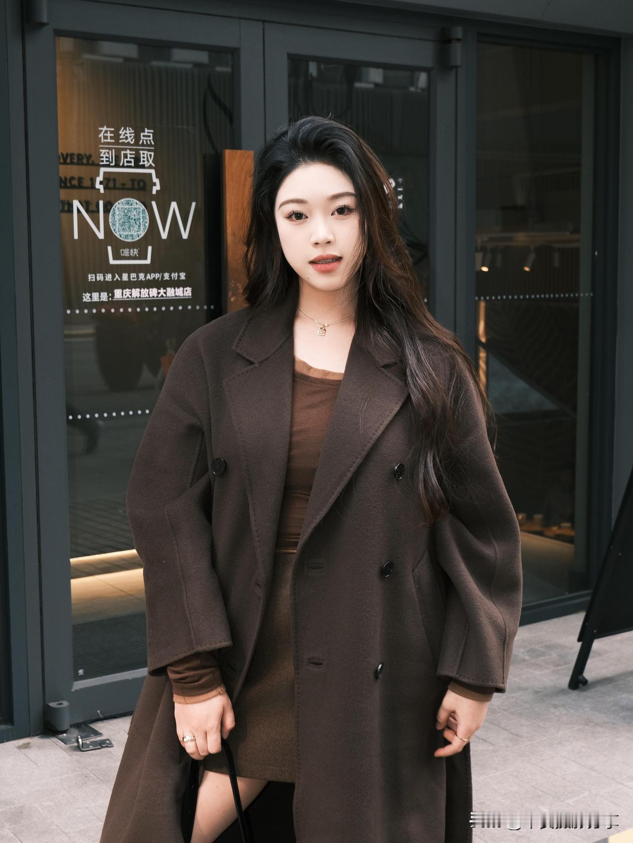 今天在户外随拍，发现高级感的温柔风穿搭太绝了。在公园湖畔，看到一位元气甜妹，她