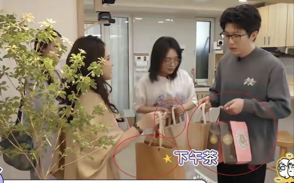 某种程度上里说，谢依霖对自己的要求挺高的，一点也不希望被郭碧婷比下去呢。本来以为