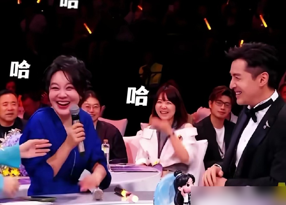 闫妮是真敢说，开口就提去年跟魏大勋合唱那事，自嘲出圈归出圈，丑也是真出了。胡歌在旁边嘴比脑子快，直接