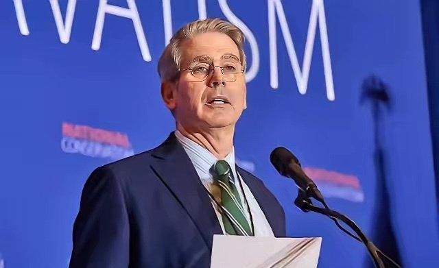 最近美国财长贝森特一番话，把国际能源市场的双标摆到了台面上：中国买俄油是自用，合