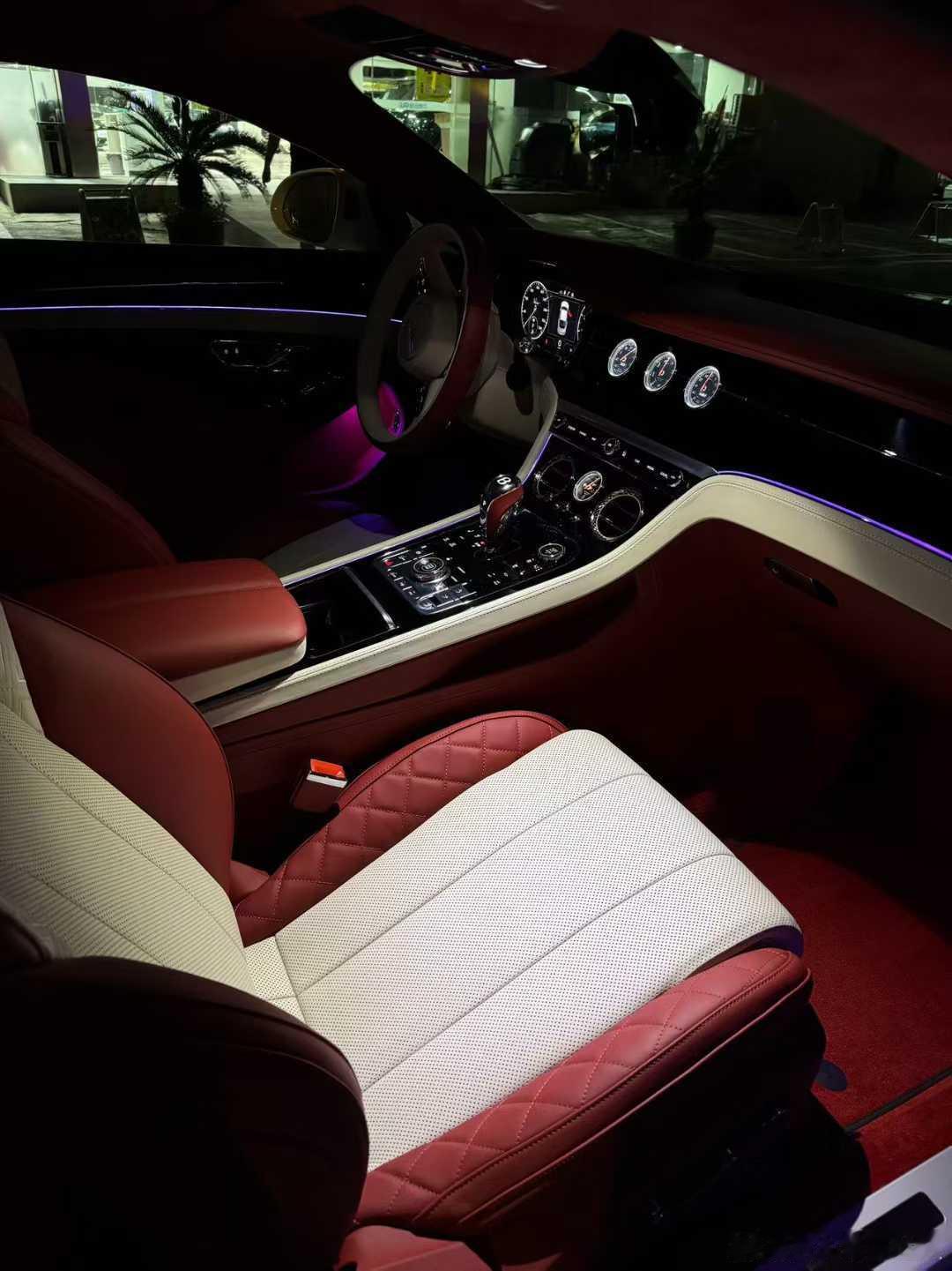 宾利欧陆GT V8，23年/6000KM，冰川白/热刺红/亚麻白​​​