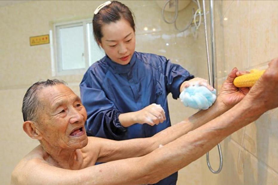 洗澡可能影响寿命！医生劝告：62岁以后，牢记洗澡“3不要”王阿姨62岁