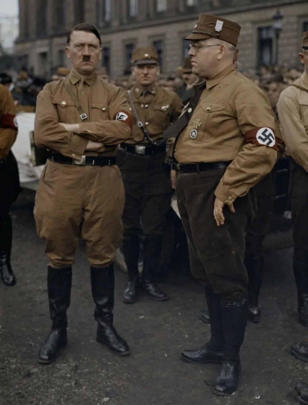 1932年7月，阿道夫·希特勒在参加德国不伦瑞克市纳粹党区域会议后的照片，那时他