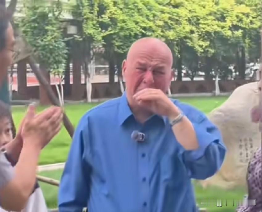 赛考斯是性情中人，感觉他一直在哭，他是个非常善良的人，这才是真正的国际友人。这