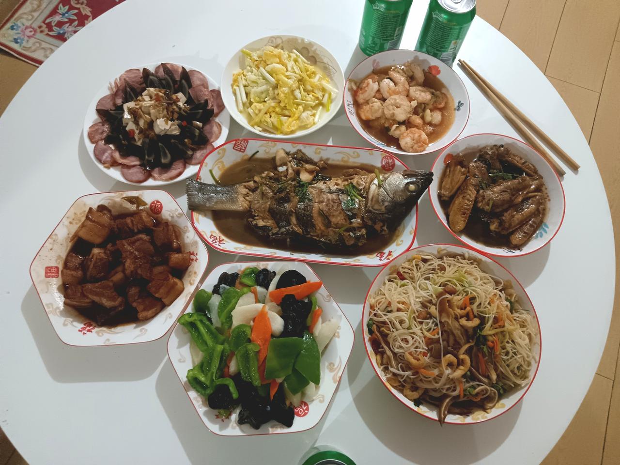 平生第一次做年夜饭，不知道这是啥水平[呲牙笑]整整忙活了5个多小时，累并快乐着