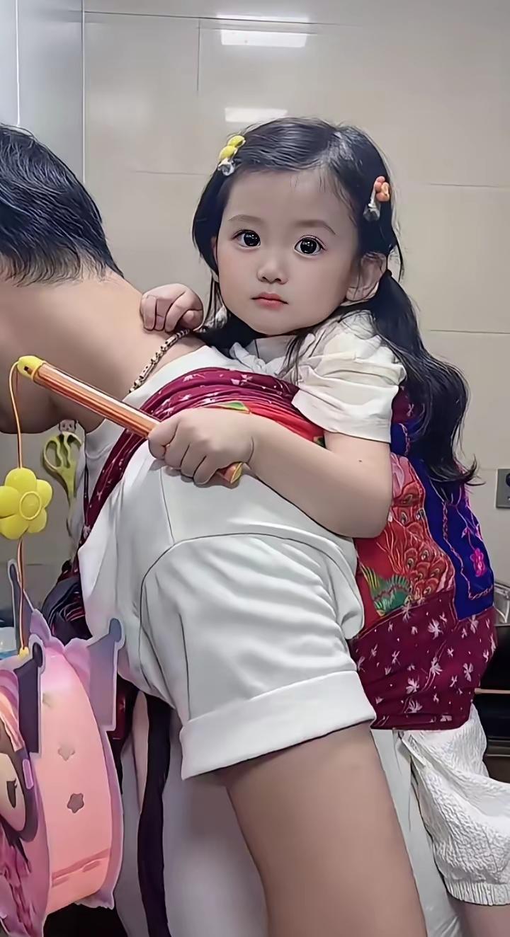 幸福就在这位帅哥的背上，拥有一个这么可爱的宝宝陪伴着他，这位帅哥回到家在累一看到