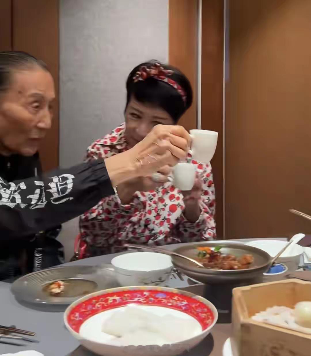 谢霆锋和爸妈聚餐庆祝生日，89岁谢贤苍老好多，狄波拉打扮像少女，谢贤和狄波拉离婚