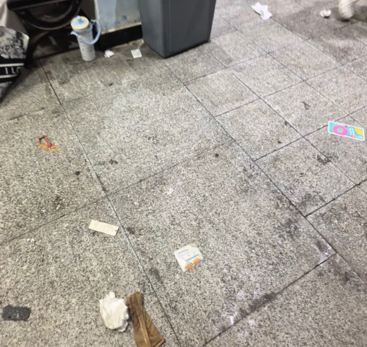 【玉林某水上乐园更衣室垃圾乱丢还有味道】5月31日，网友吐槽：玉林市的某水上乐园