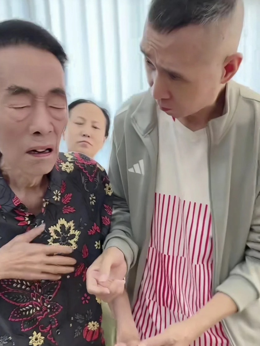 杨老爷子五天前就已经不舒服了！杨光的快乐生活伴随着我学生时代的欢乐！杨老爷子操劳
