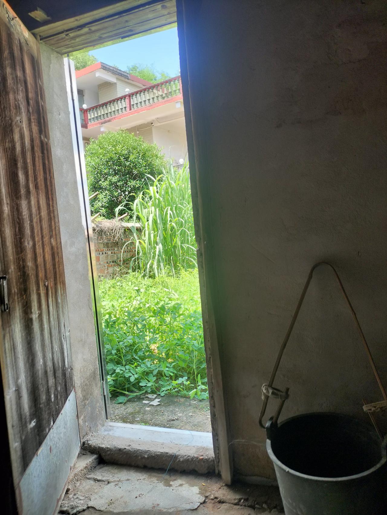 现在谁家房间会放一个尿桶了，我家是农村的，每个房间都放一个尿桶，方便，这样不用去