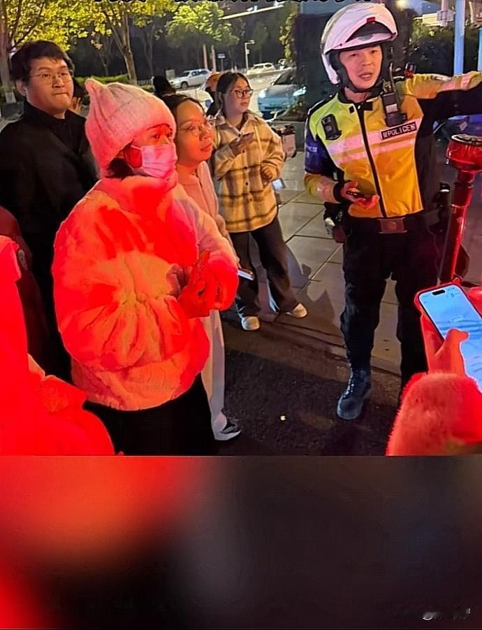 笑发财了！女子科目三挂了难过的不行，没想到教练超载被吊销驾照，不难过了！女